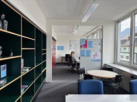 Bei Bedarf besteht zudem die Möglichkeit im gleichen Gebäude private Büroräume zu einem attraktiven Preis zu mieten.