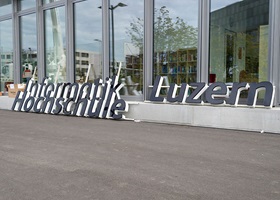 Logos HSLU Informatik vor der Anbringung