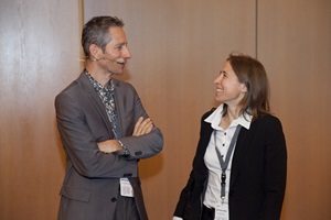Prof. Dr. René Hüsler, Direktor Departement Informatik, diskutiert mit Martina Böhm, Geschäftsführerin Technologie Forum Zug.
