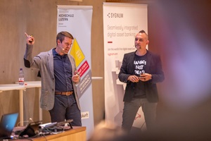 Im Duo: Ralph Hutter und Sven Bielmann von finnova halten ein Referat zum Thema «Open Banking and it's current challgenges»