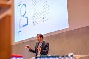 Dominik Wurzer, CEO vom Schweizer Fintech Contovista, hält ein Referat zum Thema «Data-driven Banking»