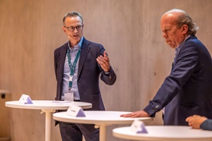 Urs Bolt führt in die Podiumsdiskussion ein. Es geht um die Gegenüberstellung Banken vs. Ecosysteme