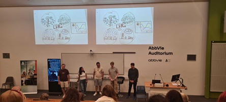 Studierende halten einen Vortrag