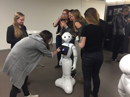 Roboter Pepper umringt von Studierenden