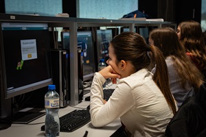 Drei Mädchen arbeiten am Computer