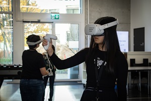 Drei Kinder mit VR-Brille