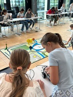 Zwei Mädchen mit Lego Roboter