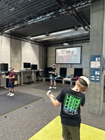 Drei Jungen mit VR-Brille 