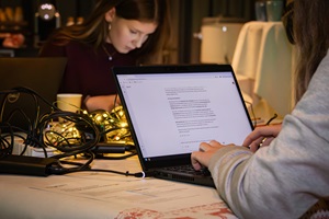 Zwei junge Mädchen arbeiten an einem Laptop