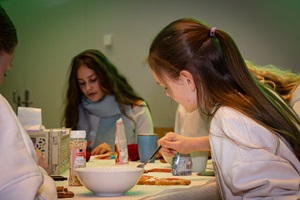 Drei junge Mädchen verzieren Lebkuchen