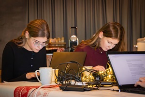 Zwei junge Mädchen arbeiten an Laptops