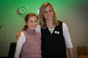 Ein junges Mädchen und eine junge Frau posieren für ein Foto