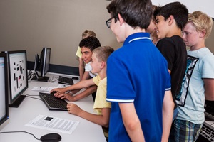 Jungen am Computer beim Programmieren von Scratch Spielen