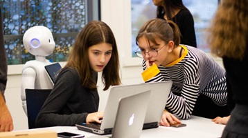 Mädchen am Computer beim Event IT Girls