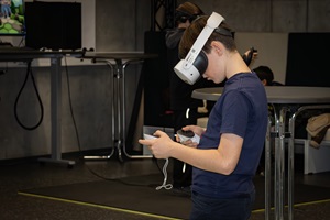 Ein Junge mit einer VR-Brille