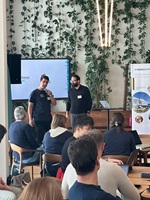 Ein Mann hält einen Vortrag vor eine Gruppe