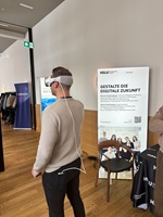 Ein junger Mann steht mit einer VR-Brille in einem Raum