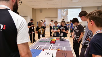 Teilnehmende der World Robot Olympiad stellen Roboter vor