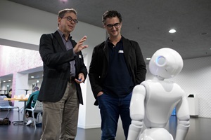 Vizedirektor Martin Zimmermann präsentiert Pepper-Roboter