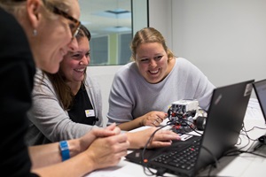 Frauen beim Programmieren eines Roberta Roboters