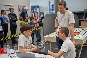 Jungendliche beim Besprechen an der World Robot Olympiad