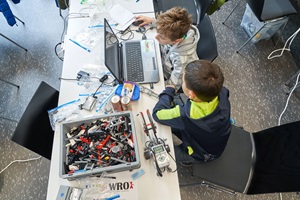 Zwei Jungen beim Programmieren ihres Lego Mindstorm Roboters