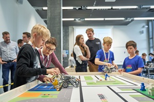Jungen optimieren ihre Lego Mindstorm Roboter an der World Robot Olympiad