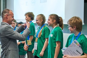 Übergabe Medaillen an die Gewinner der World Robot Olympiad in Rotkreuz