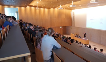 Menschen in einem grossen Vorlesungssaal