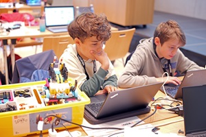 Zwei Jungen arbeiten an Laptops