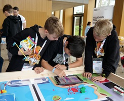 Drei Jungen schauen auf ein Tablet