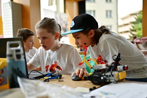 Zwei Kinder arbeiten zusammen an einem Computer