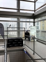 Ein Tisch mit schwarzem Hochschule Luzern Tischtuch und einem Leuchtenden Banner in einem ehemaligen Schwimmbad