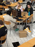 Drei junge Menschen arbeiten sitzend an Computern