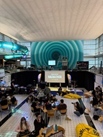 Menschen an einem Hackathon in einem ehemaligen Schwimmbad