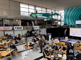 Menschen an einem Hackathon in einem ehemaligen Schwimmbad