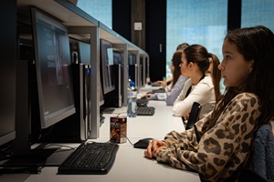 Kinder arbeiten an Computern