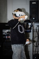 Ein Mädchen trägt eine VR-Brille