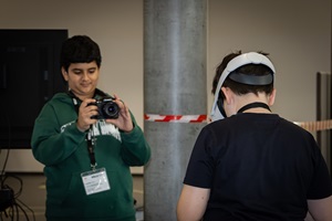 Ein Junge fotografiert einen Jungen mit einer VR-Brille