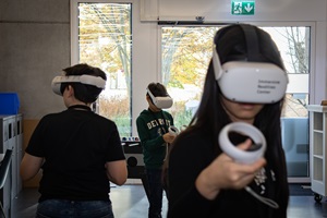 Drei Kinder mit VR-Brillen