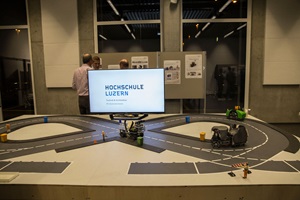 Im Modul Produktentwicklung haben Informatikerinnen, Elektrotechniker und Maschinenbauerinnen ein autonomes Gerät ersonnen. @Hochschule Luzern/P. Kälin