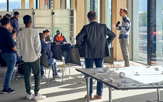 Schülerinnen und Schüler der Kantonsschule bei ihrem Besuch an der Hochschule Luzern – Informatik