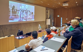 Schülerinnen und Schüler der Kantonsschule bei ihrem Besuch an der Hochschule Luzern – Informatik