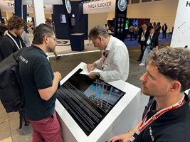 Interessierte Besucher:innen am Stand der HSLU