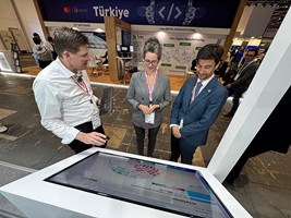 Interessierte am Touchscreen der HSLU - Informatik