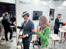 Besucher testet eine VR Brille am Stand der HSLU - Informatik