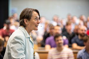 Vizedirektorin Prof. Ursula Sury begrüsst die Anwesenden