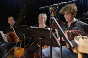 Drei Studierende spielen Instrumente beim Volksmusik-Konzert