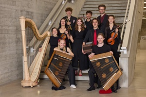 Das Volksmusik-Ensemble Alpinis der HSLU mit Instrumenten auf Treppe