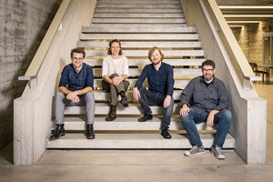 Dozierende des Studiengangs Volksmusik auf Treppe